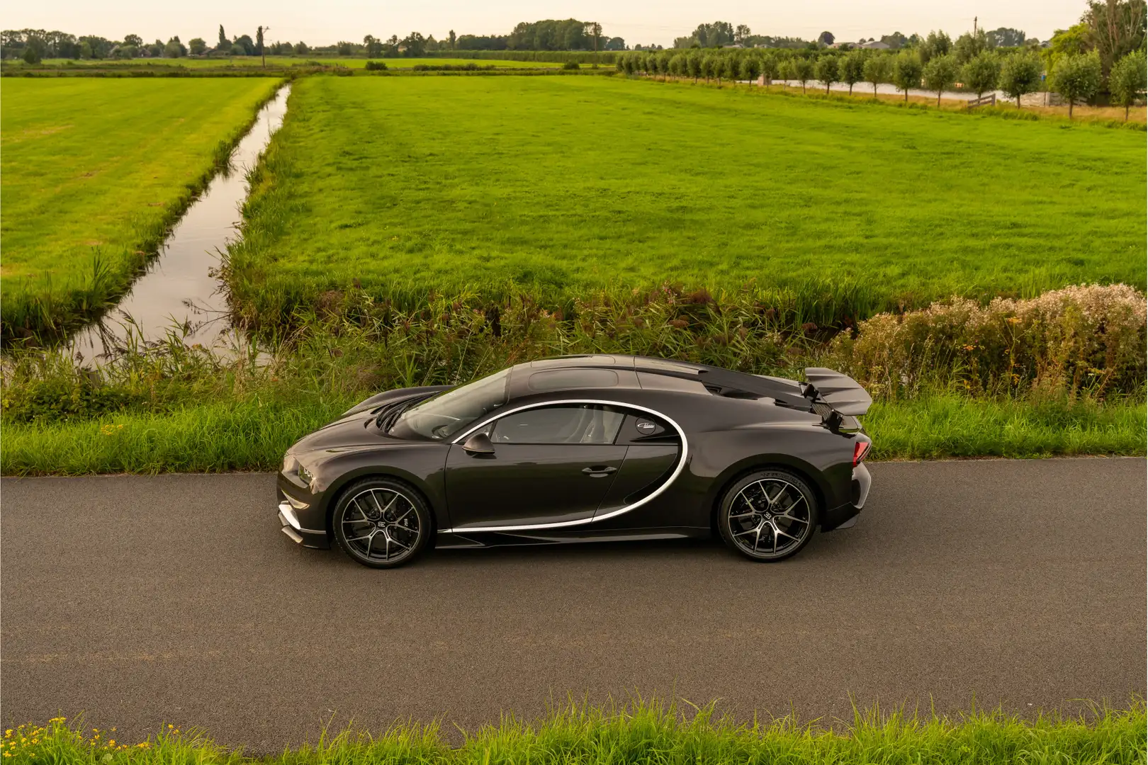 Bugatti Chiron Sport - Cast Grey - Visible Carbon - Sky View - 1 Szary - 2