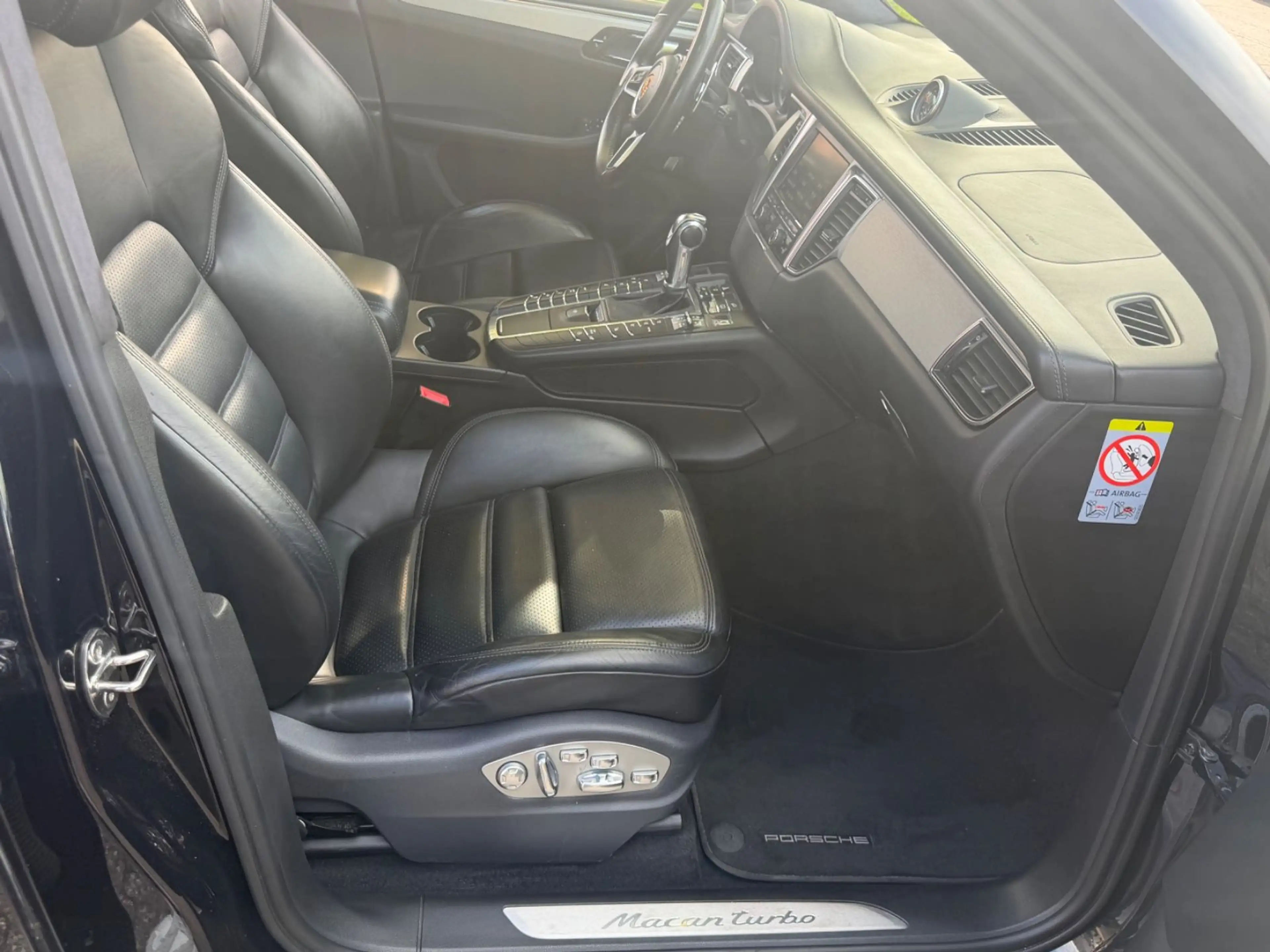 Porsche Macan Turbo /// 1 Hand /// Traum /// — photo 11