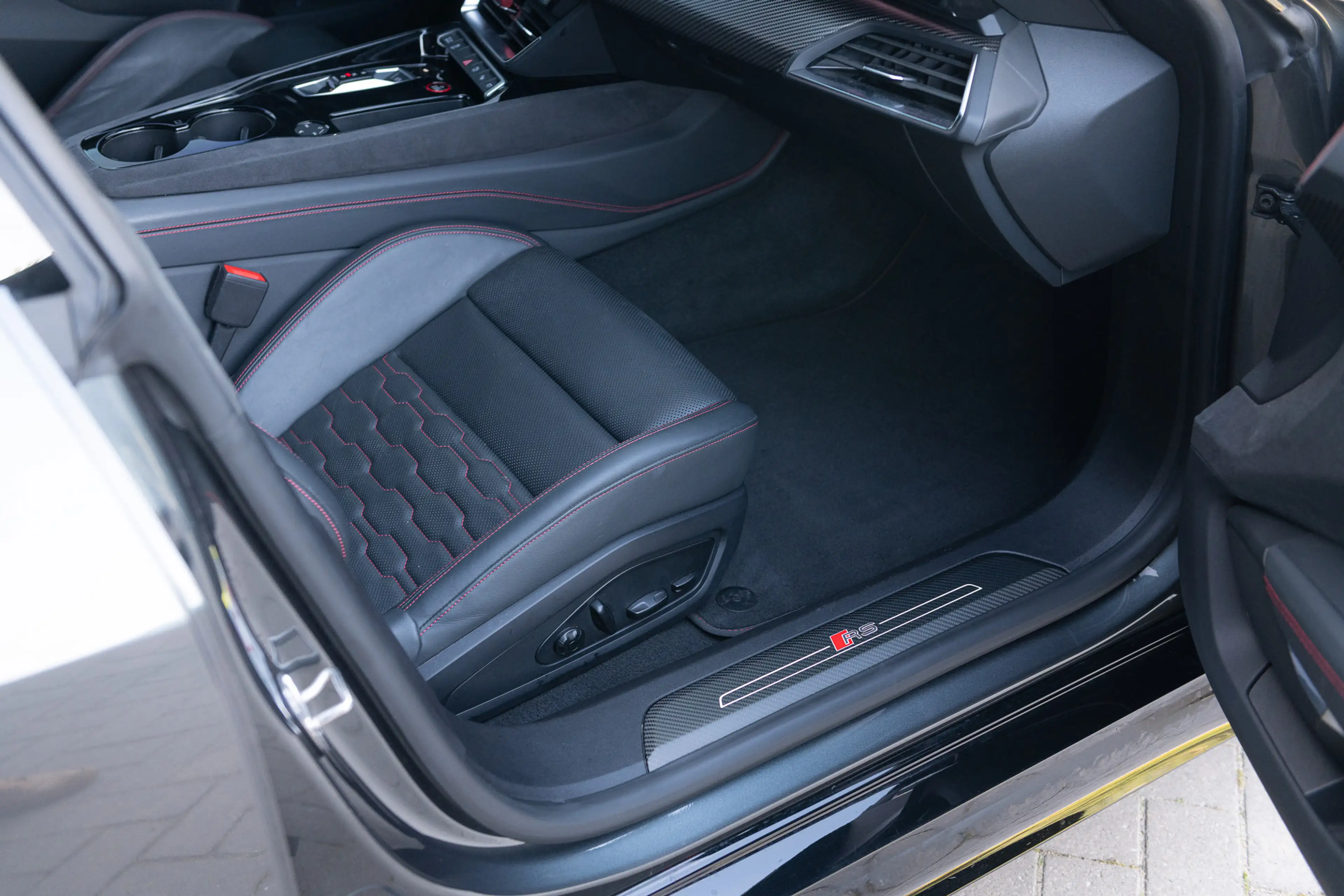 Audi RS e-tron GT quattro 93 kWh ACC Carbondak RS Seats B&O Massage — photo 27