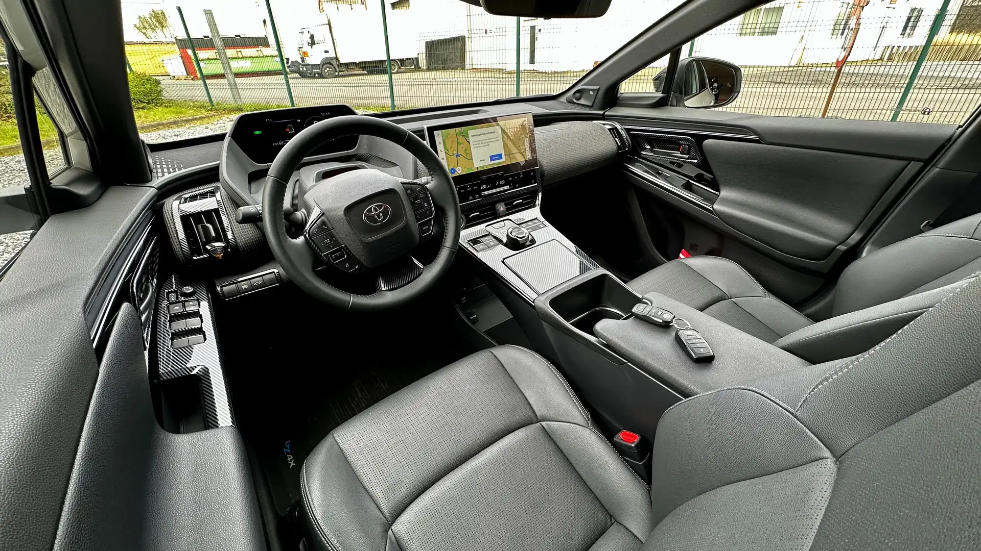 Toyota bZ4X EV Executive Premium Edition Full Options Stříbrná - 2