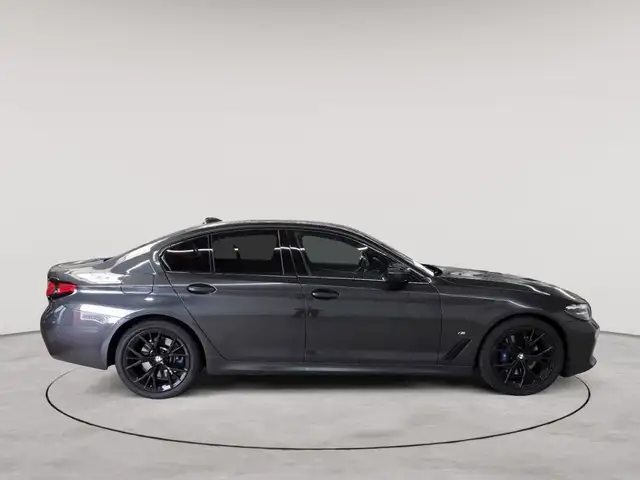 BMW 5 Series view 3