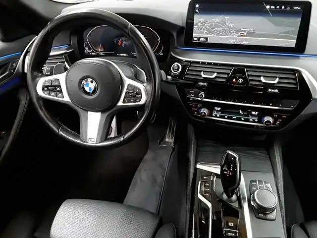 BMW 5 Series view 10