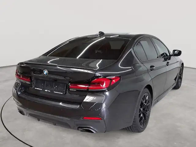 BMW 5 Series view 4