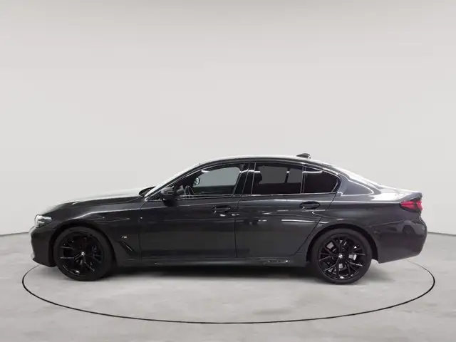 BMW 5 Series view 6