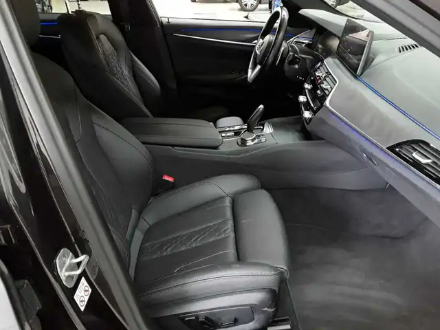 BMW 5 Series view 8