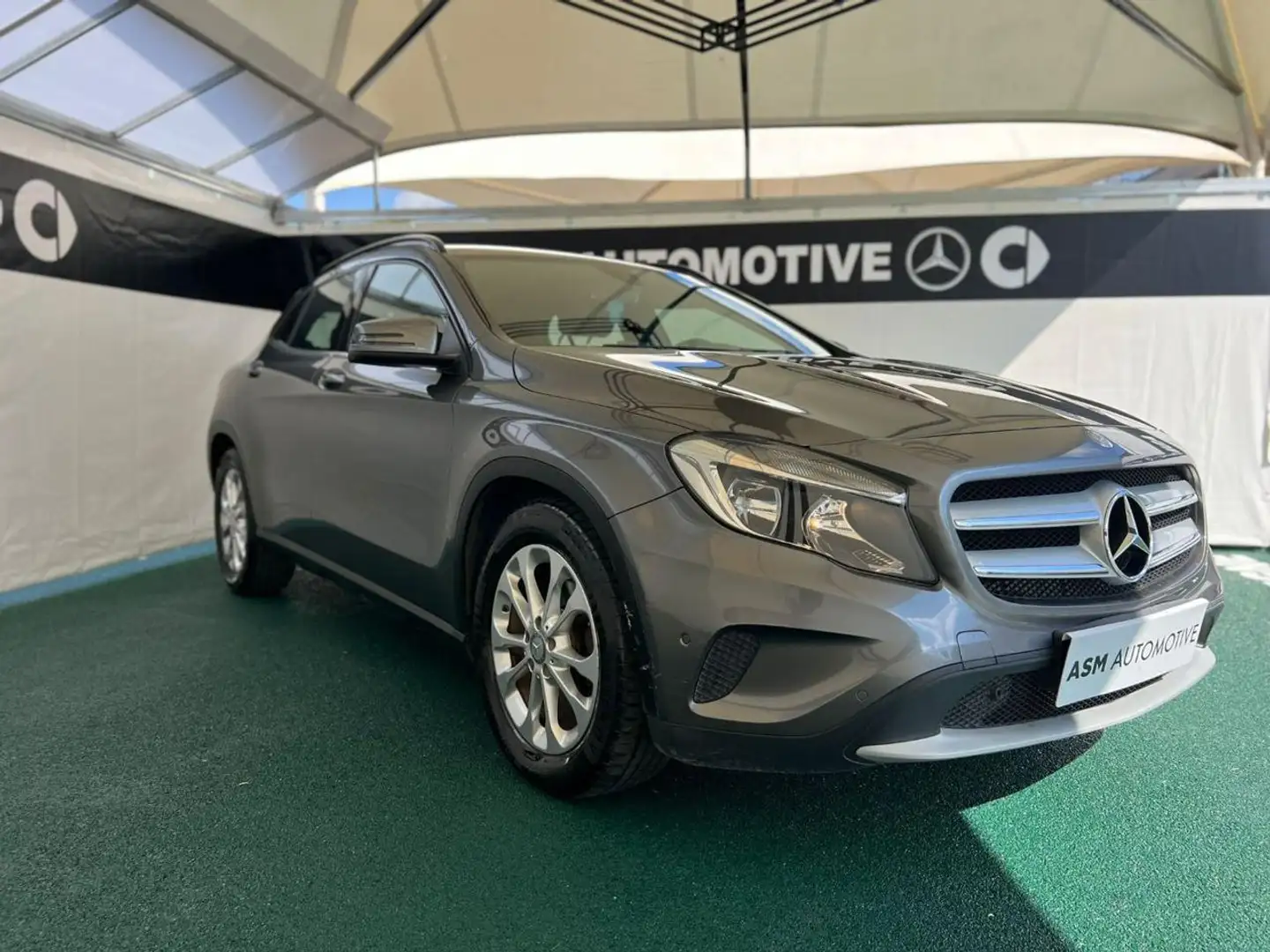 Mercedes-Benz GLA 200 d Automatic Business Grau - 1