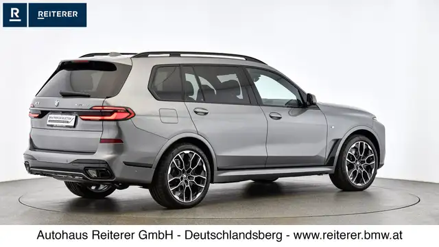 BMW X7 view 6