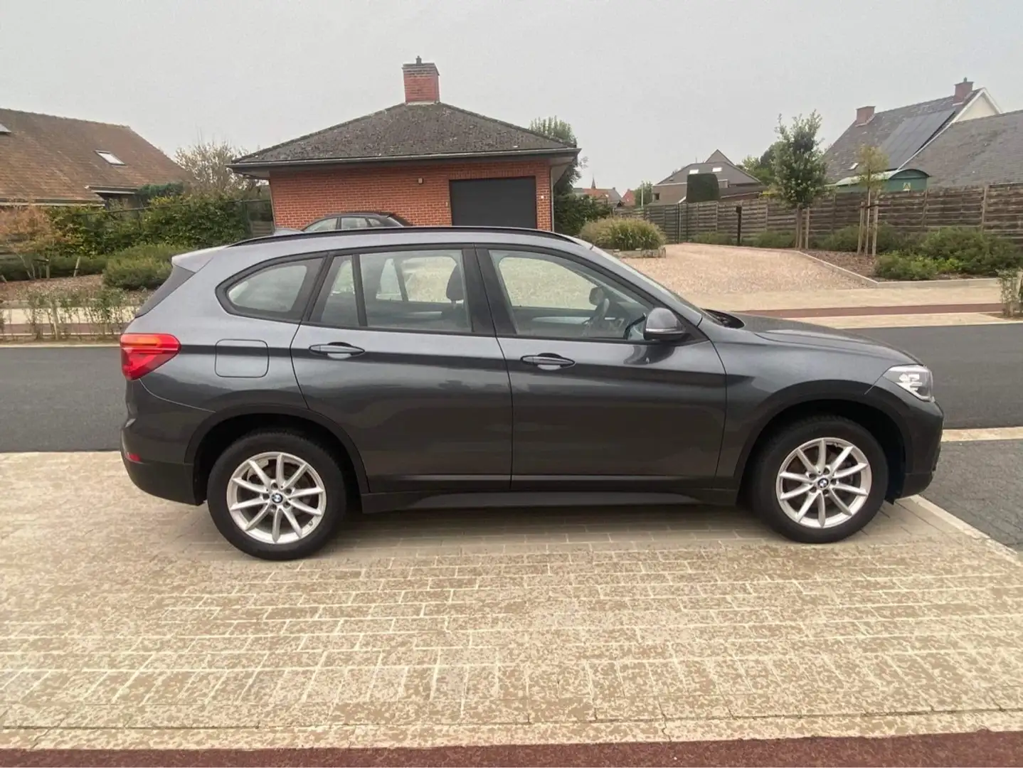 BMW X1 1.5i sDrive18 M-Pakket Grijs - 2