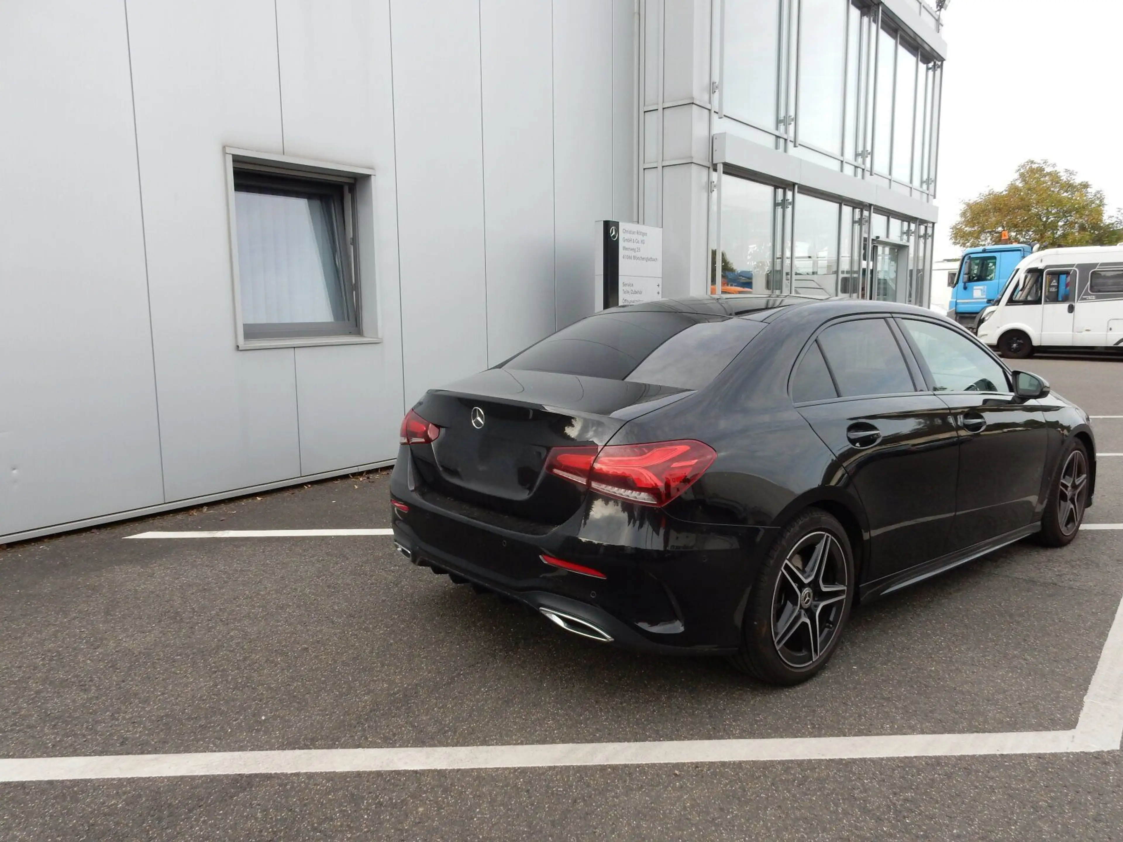 Mercedes-Benz A 220 4MATIC Limousine AMG Line/Navi/Pano.-Dach — photo 4