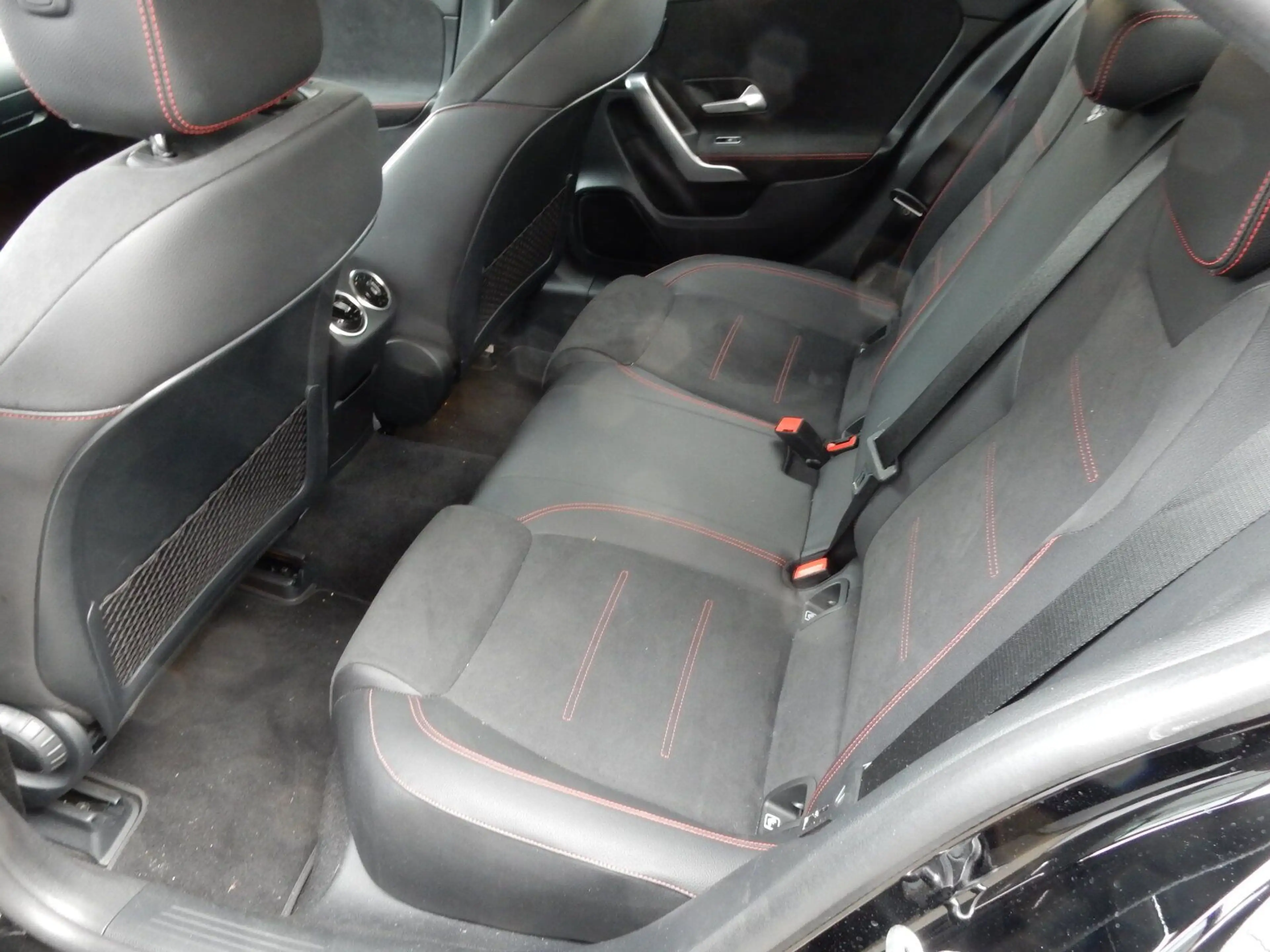 Mercedes-Benz A 220 4MATIC Limousine AMG Line/Navi/Pano.-Dach — photo 11