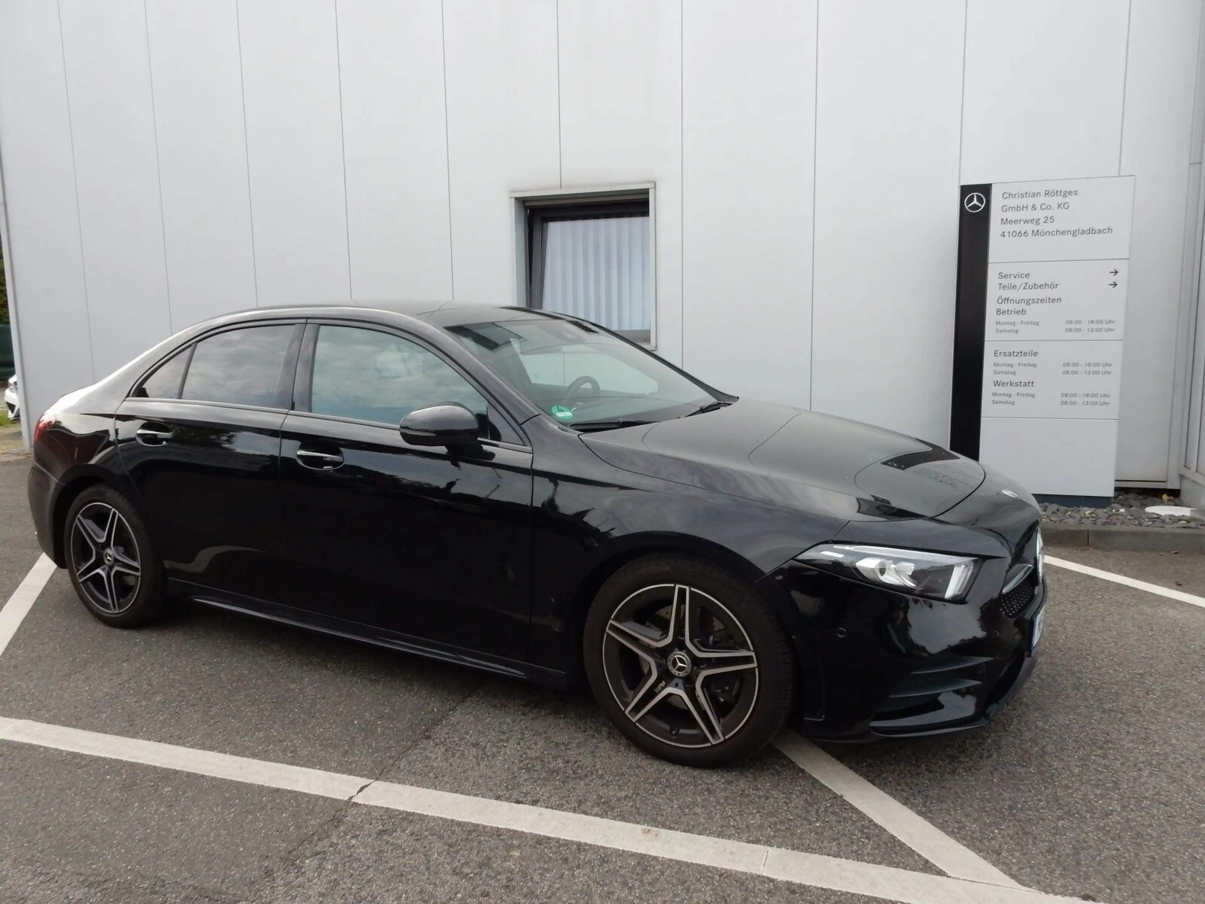 Mercedes-Benz A 220 4MATIC Limousine AMG Line/Navi/Pano.-Dach — photo 2