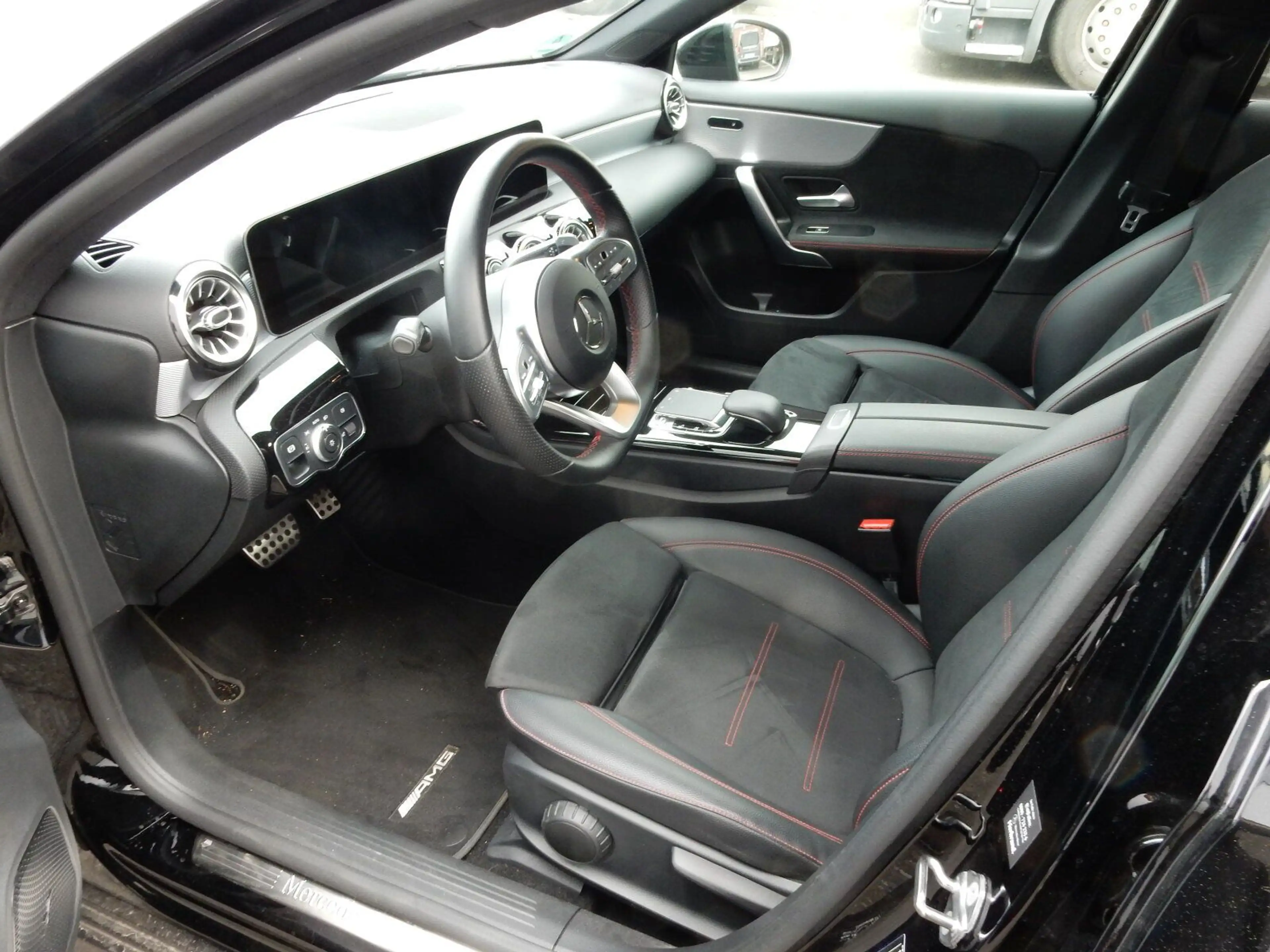 Mercedes-Benz A 220 4MATIC Limousine AMG Line/Navi/Pano.-Dach — photo 8