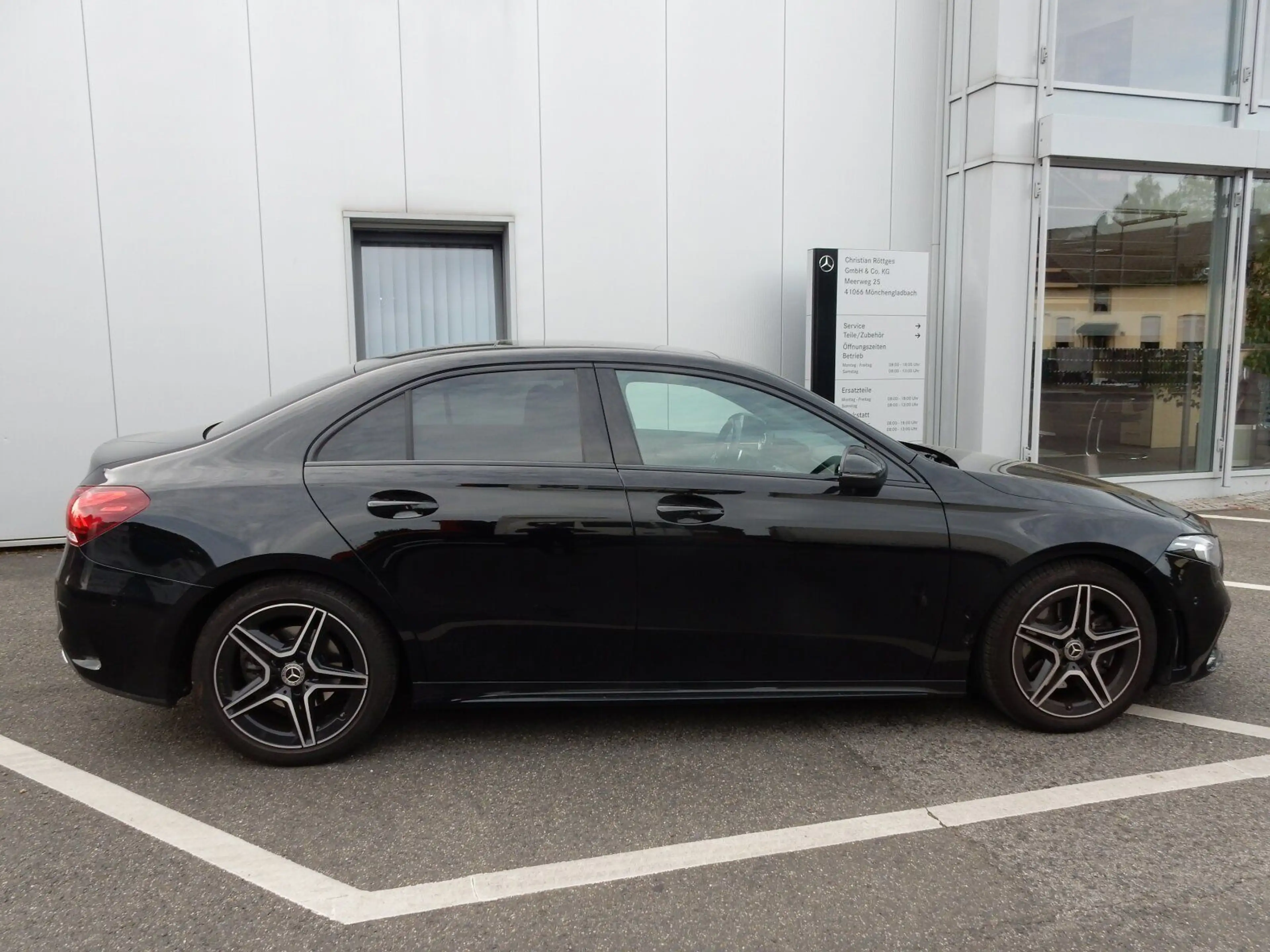Mercedes-Benz A 220 4MATIC Limousine AMG Line/Navi/Pano.-Dach — photo 3