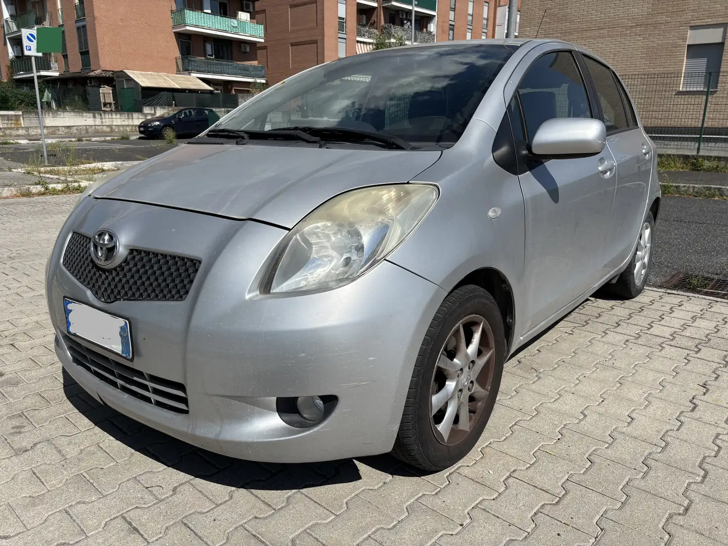 Toyota Yaris Yaris II 2005 5p 1.4 d-4d Sol m-mt Argento - 1