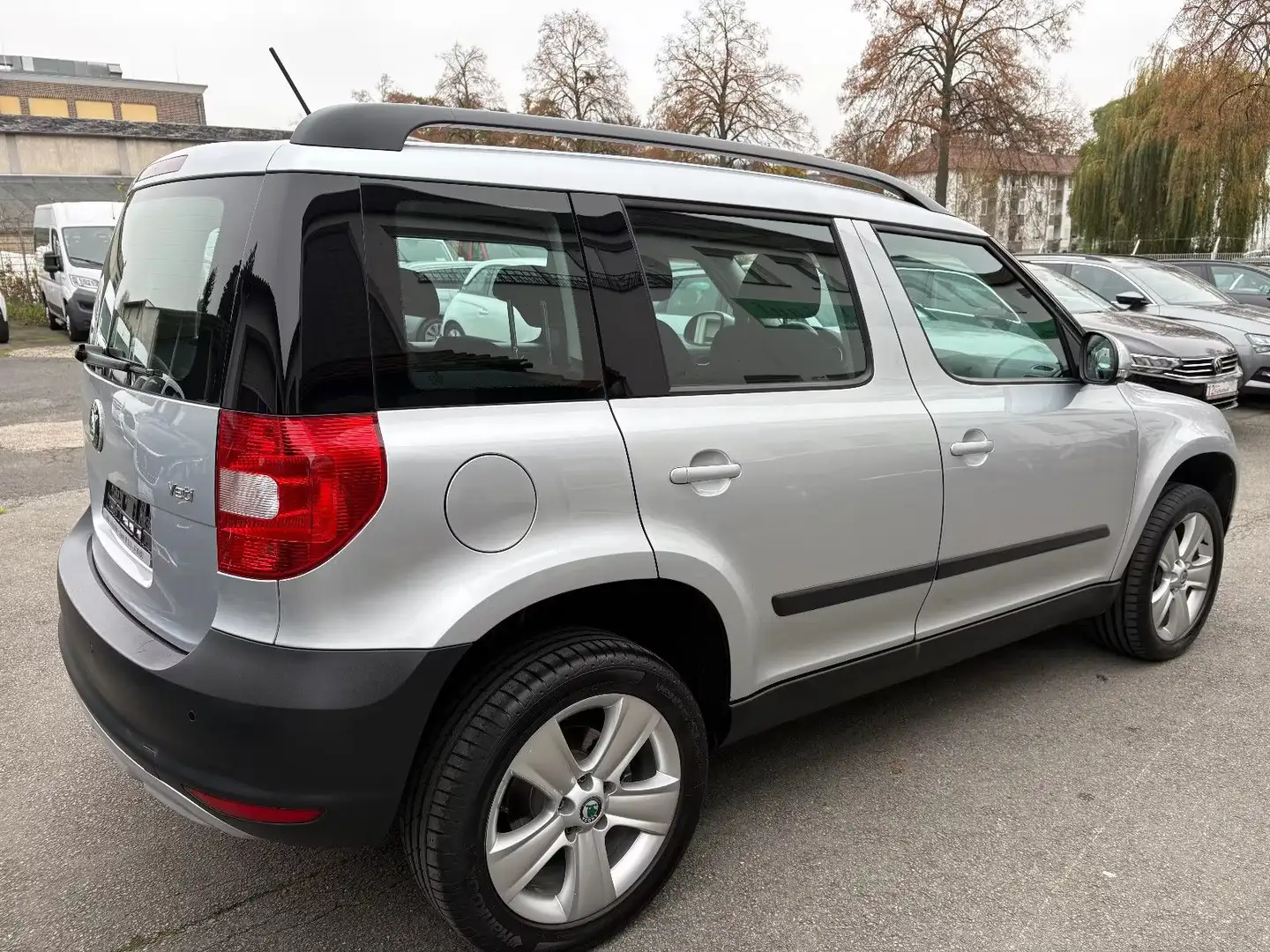 Skoda Yeti Elegance Plus Edition 4x4 KLIMAAUTO +XENON Silber - 2