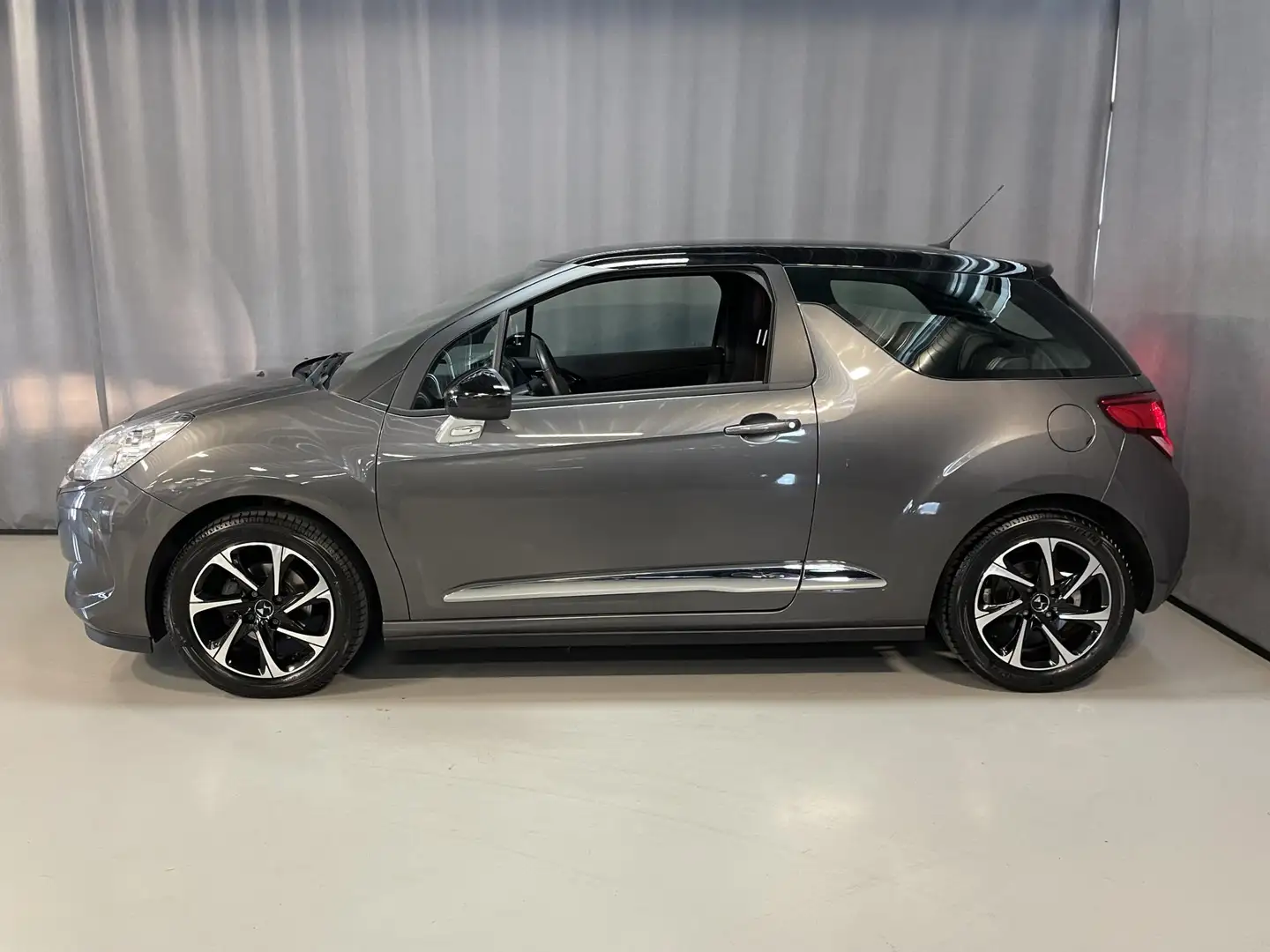 DS Automobiles DS 3 1.2 PureTech Business EAT6 16"/Navigatie/Climate/P Grijs - 2