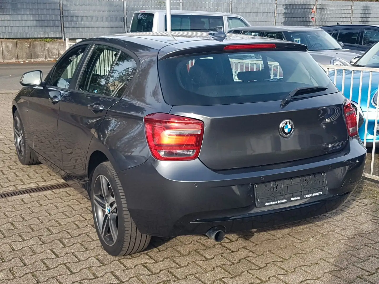BMW 116 i Sport Line Xenon 17"Alu PDC BT Sitzheizung Grau - 2