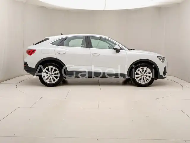 Audi Q3 view 3