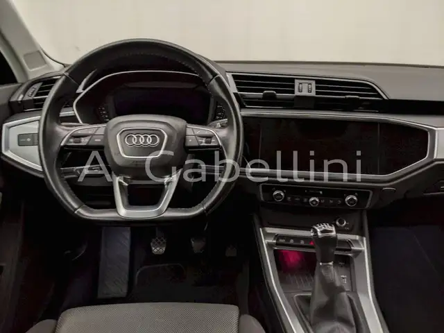 Audi Q3 view 7
