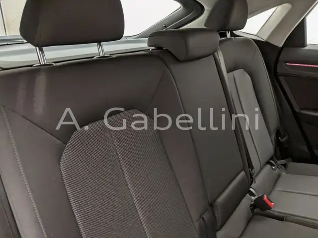 Audi Q3 view 8