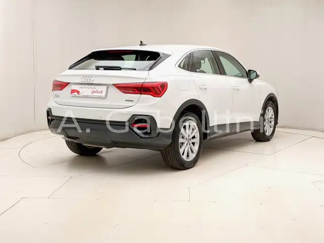 Audi Q3 view 4