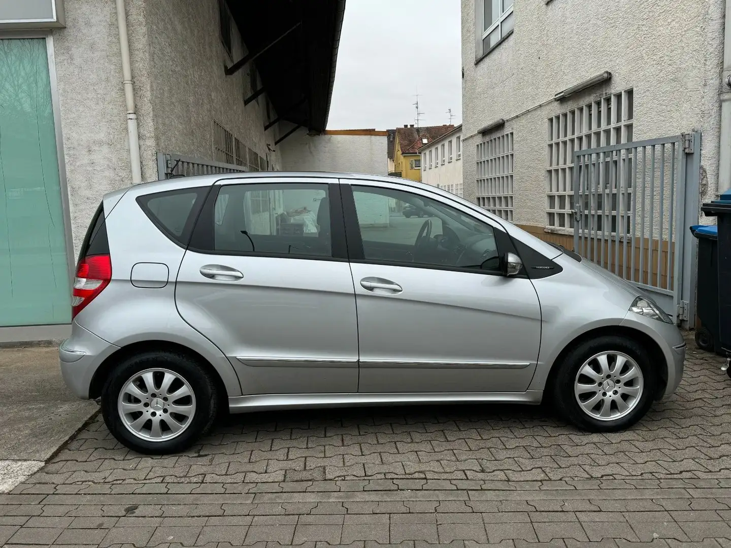 Mercedes-Benz A 170 *Automatik*Navi*AHK*SHZ*PDC*Klima*TüV Silber - 2