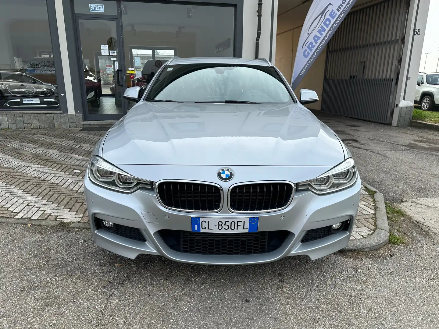 BMW 318 BMW 318d M-Sport srebrna - 2