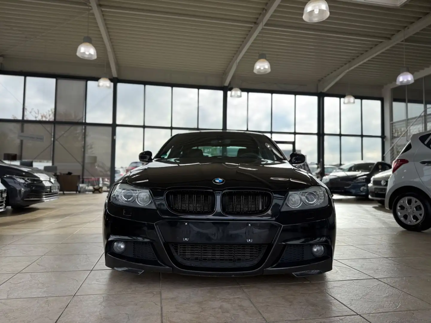 BMW 320 Baureihe 3 Lim. 320d MPaket Schwarz - 2
