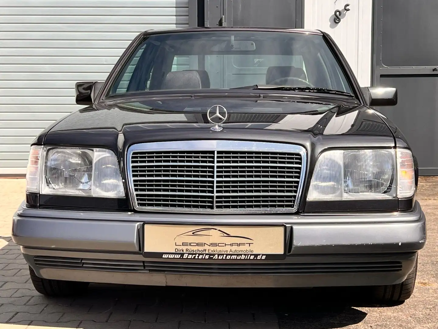 Mercedes-Benz E 220 W 124 Lim. Schwarz - 2