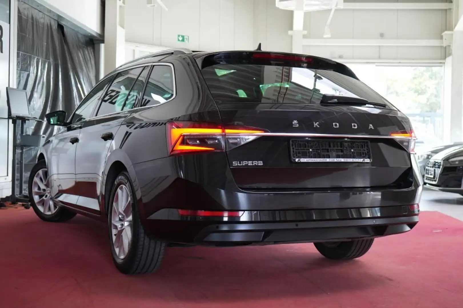 Skoda Superb Combi 2.0 TDI DSG Style*LED*Virtual*Pano* Schwarz - 2