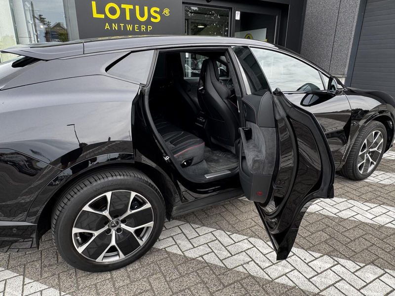 Lotus Eletre BEV 450kW — photo 17