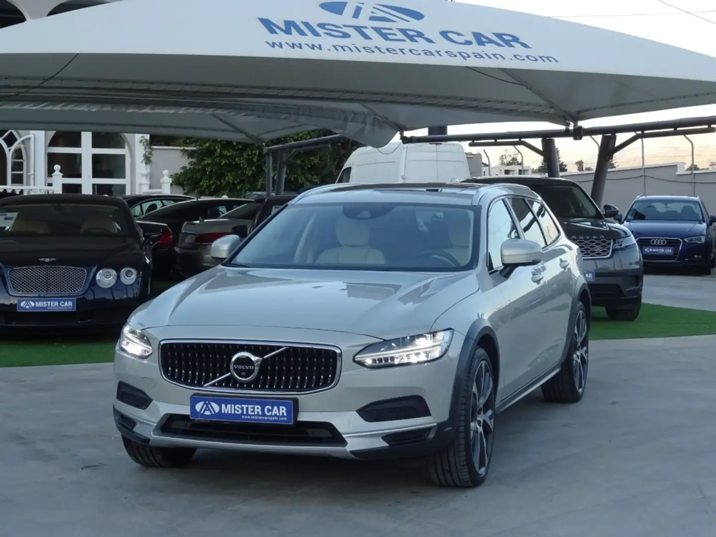 Volvo V90 Cross Country B6 AWD Aut. 300 Bej - 1
