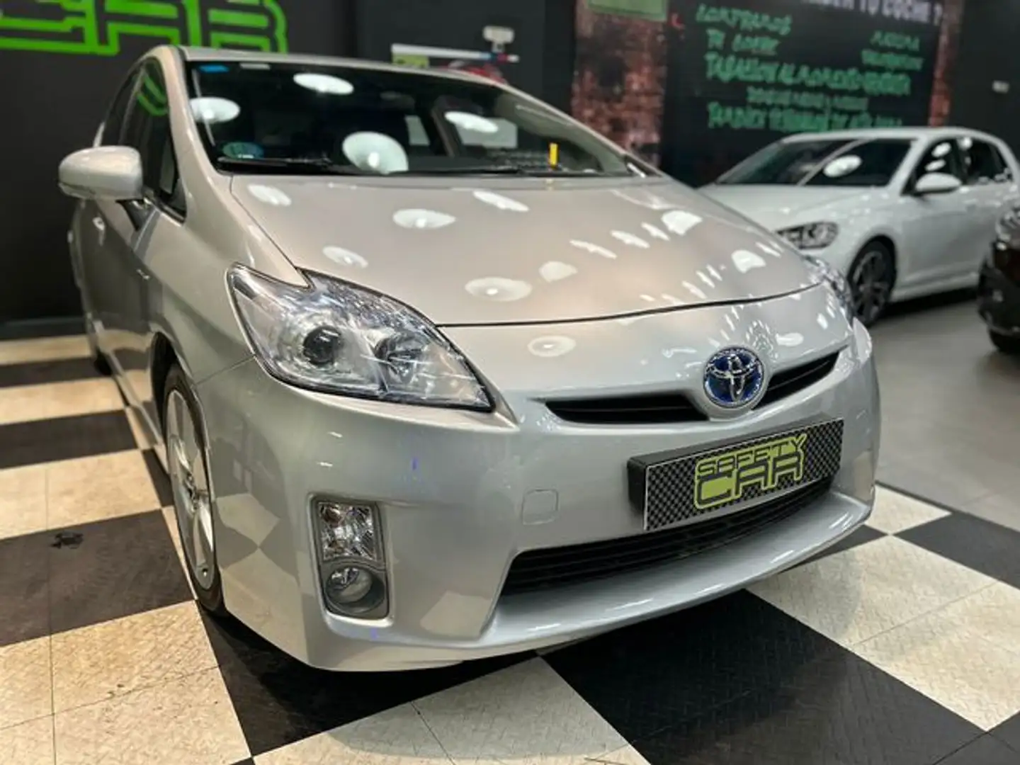 Toyota Prius 1.8 HSD Advance Plateado - 2