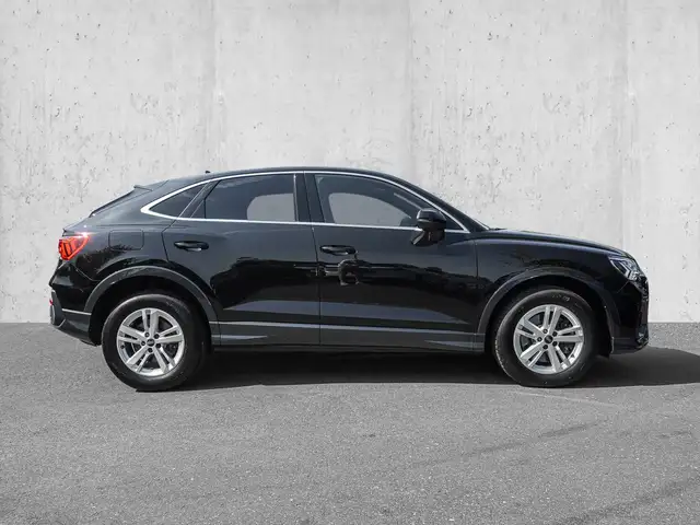 Audi Q3 view 5