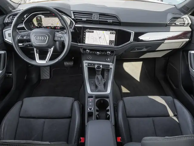 Audi Q3 view 10