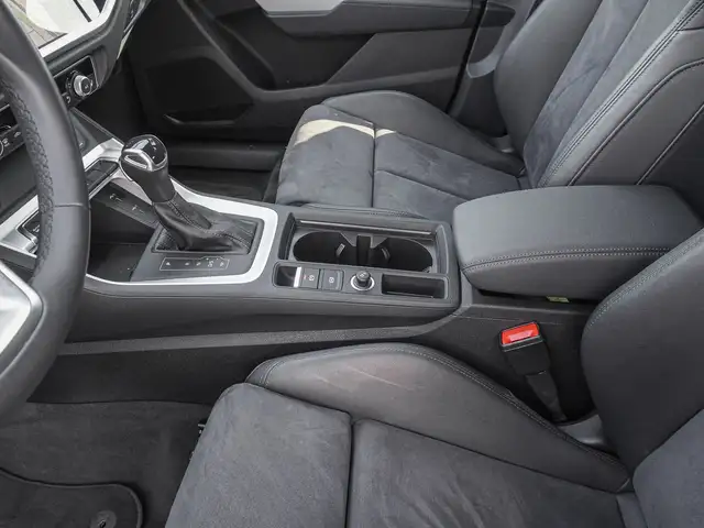 Audi Q3 view 15