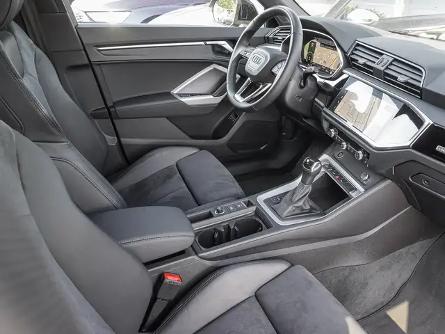 Audi Q3 view 8