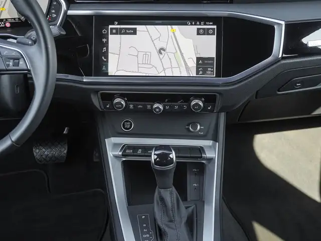 Audi Q3 view 12