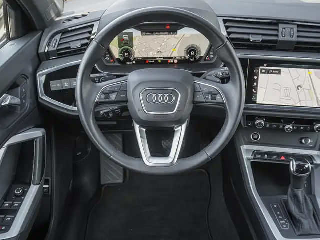Audi Q3 view 11