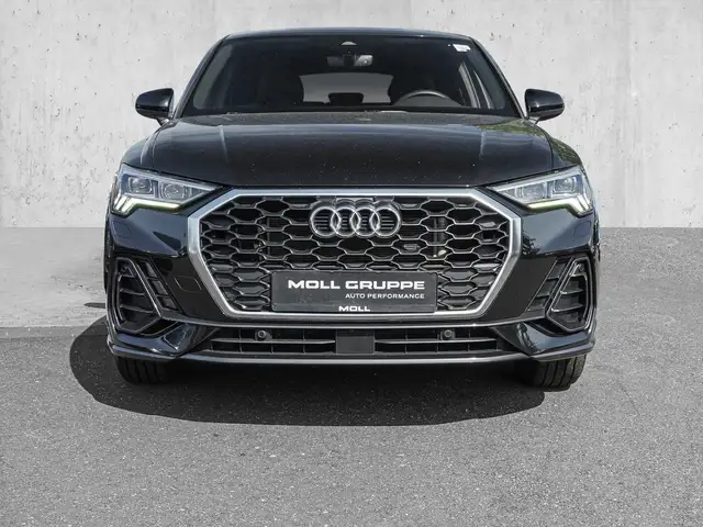 Audi Q3 view 3