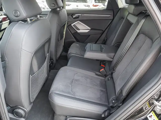 Audi Q3 view 16