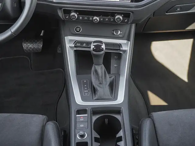 Audi Q3 view 14