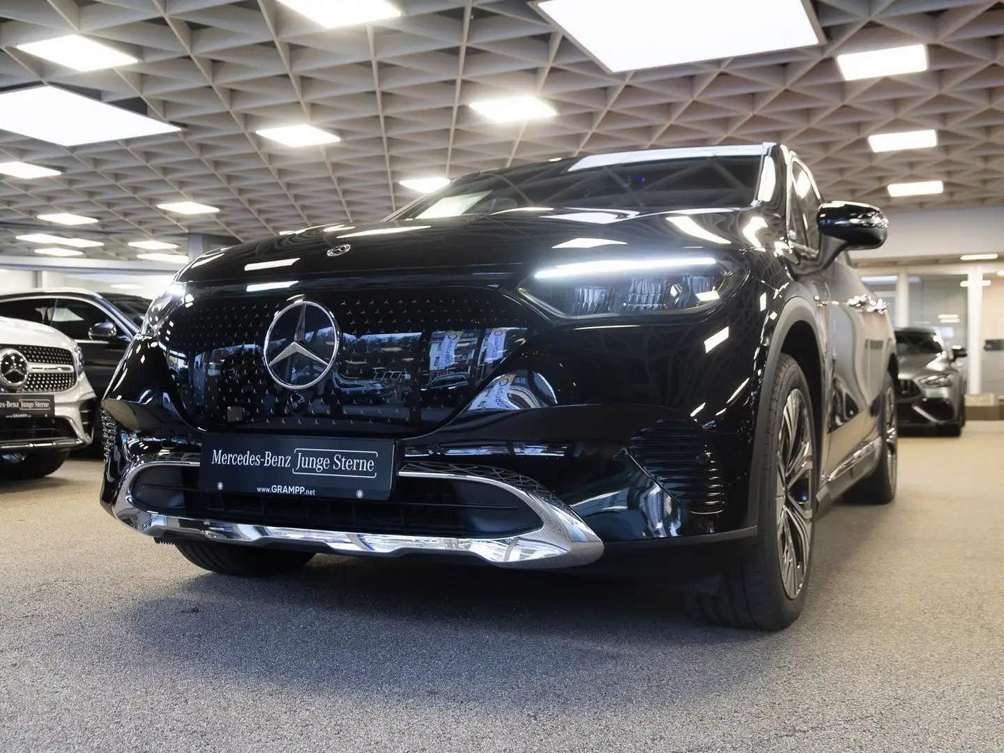 Mercedes-Benz EQE 350 4M SUV Electric-Art Pano/AHK/Distr/Flex Schwarz - 2