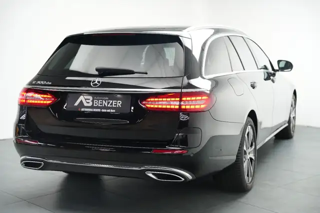 Mercedes-Benz 300 view 9