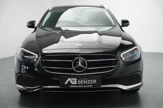 Mercedes-Benz 300 view 2