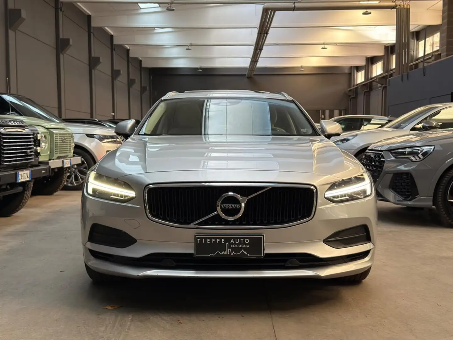 Volvo V90 D4 Geartronic Momentum Silber - 2