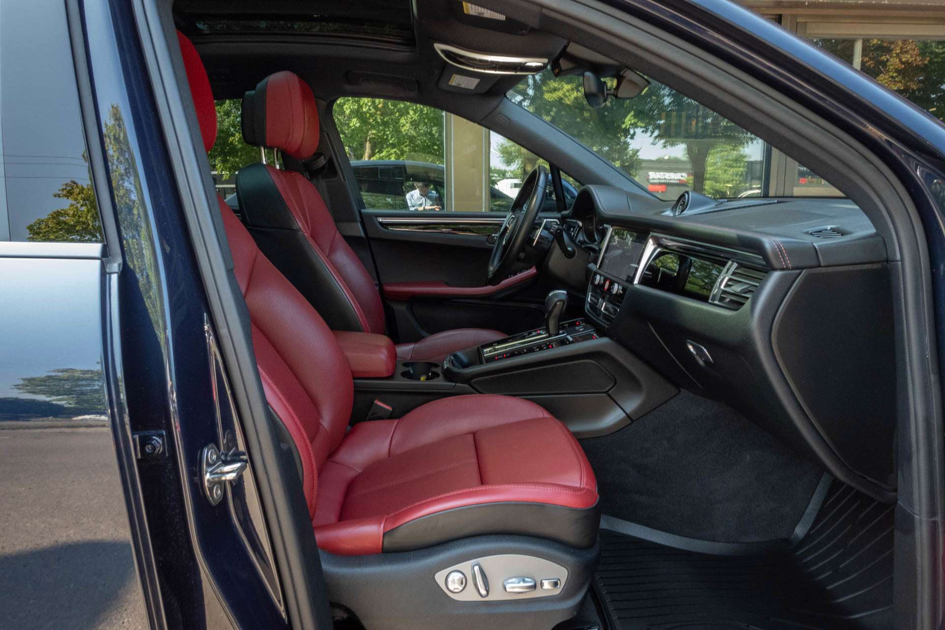 2022 Porsche Macan S | CarFax Clean thumb 18
