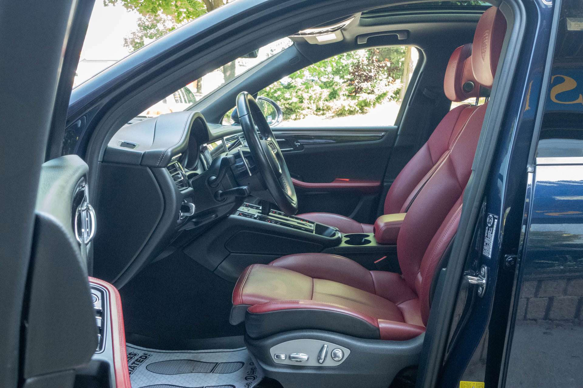 2022 Porsche Macan S | CarFax Clean thumb 16