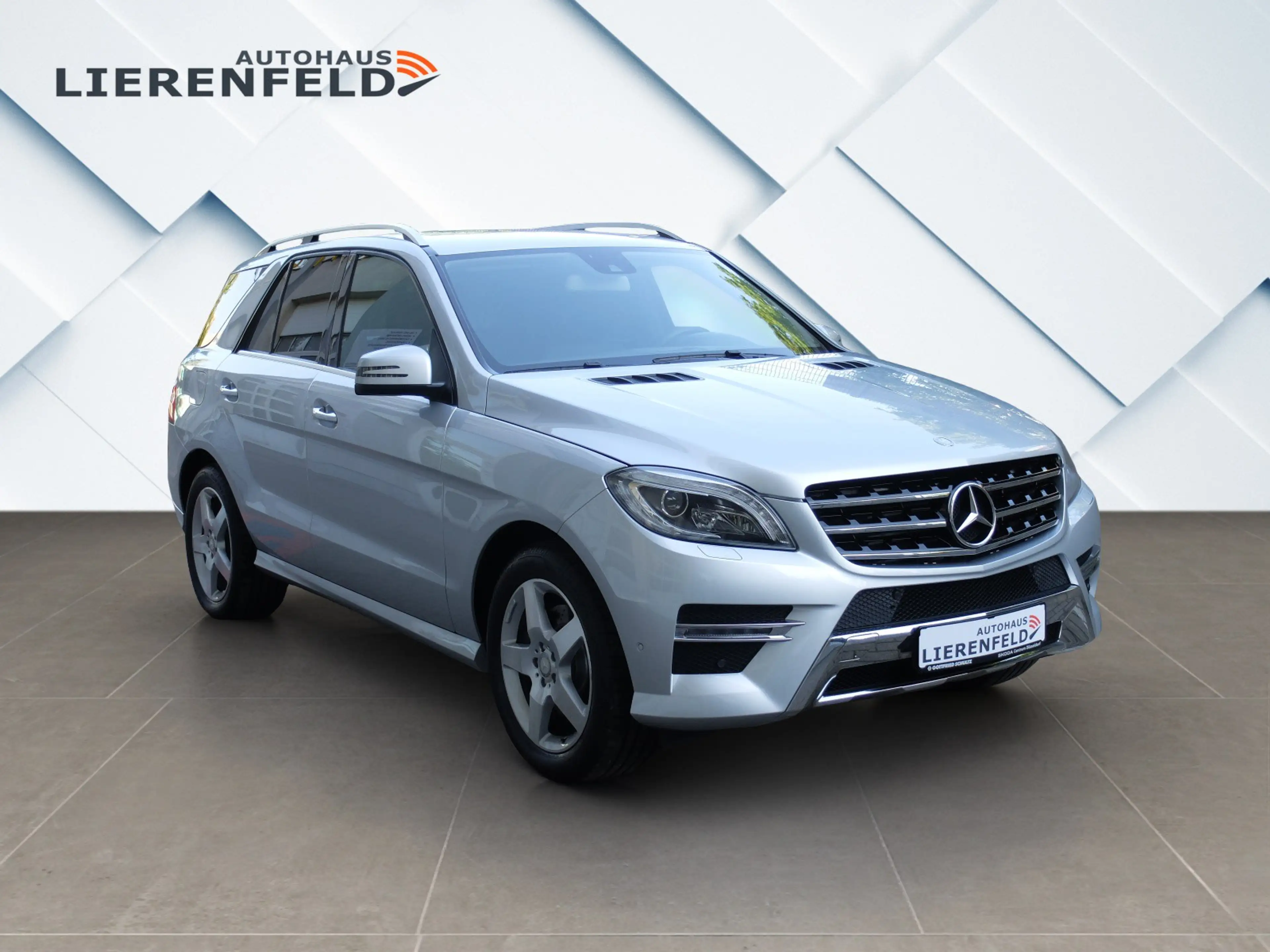 Mercedes-Benz ML 350 CDI AMG Line 1.Hand wie neu — photo 4