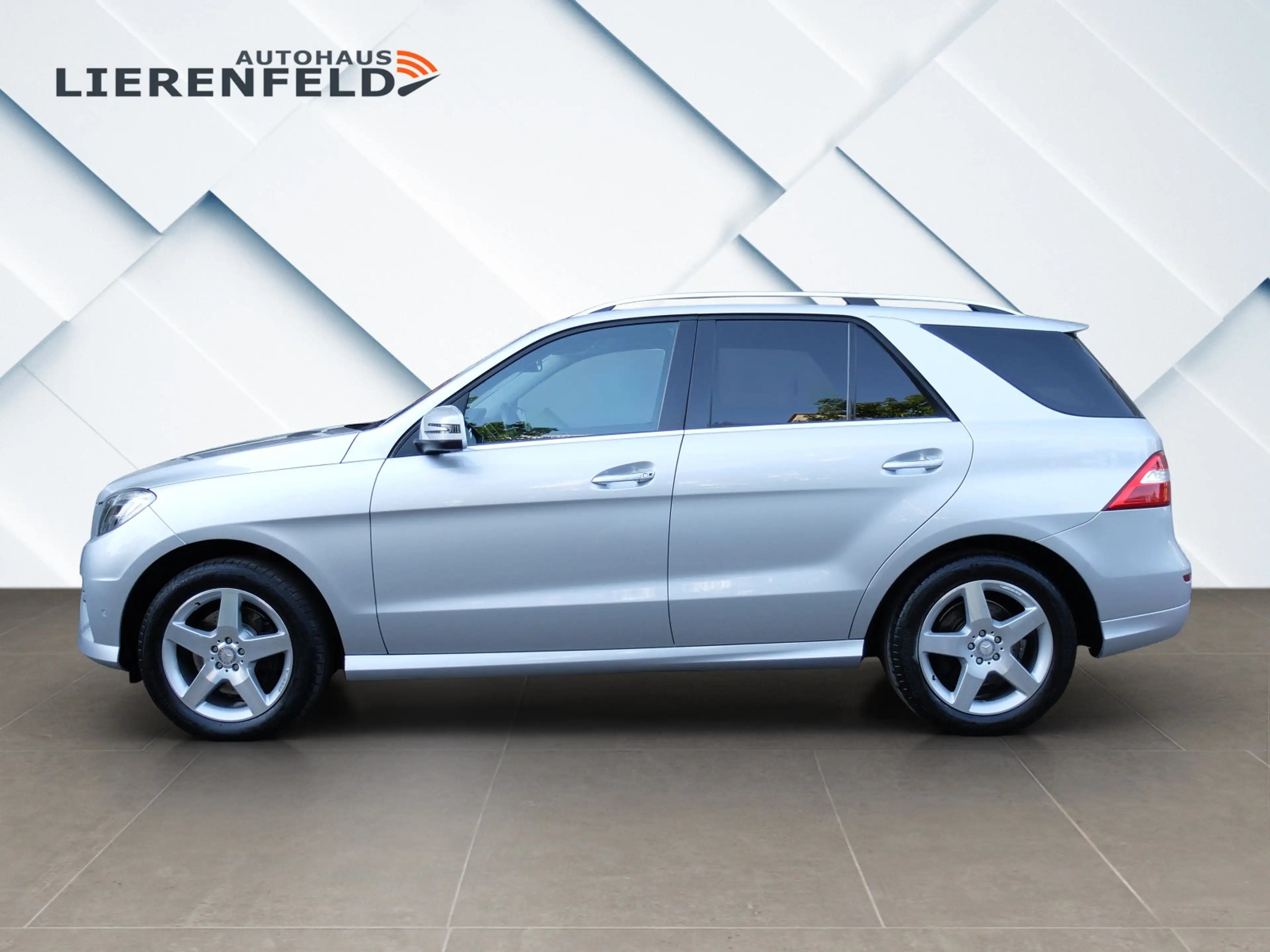 Mercedes-Benz ML 350 CDI AMG Line 1.Hand wie neu — photo 5